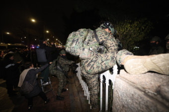 윤석열 대통령이 비상계엄 선포 국회 진입하는 군인들