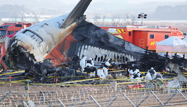 제주항공 참사 수사본부, 무안공항 압수수색 2일째...여객기 운항 자료 수집 중
