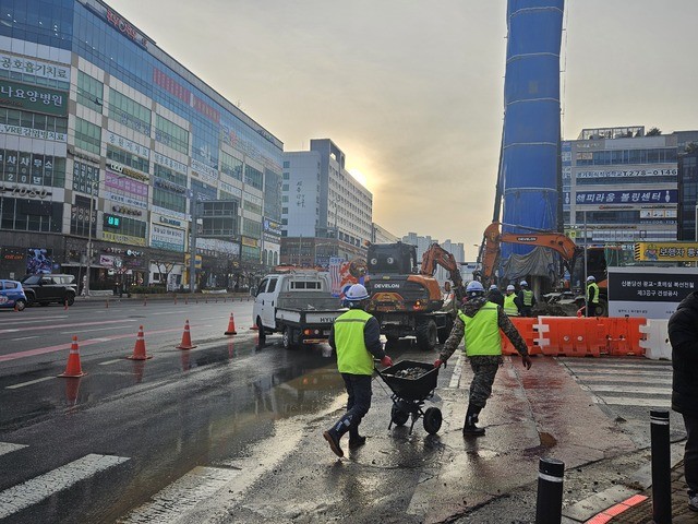 수원시 화서동 숙지공원 삼거리에서 상수도관 파손, 도로 일부 침수 사고 발생