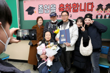 [르포] 할머니 졸업장 받았다 평생 꿈 이룬 만학도들