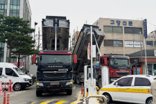 고양시청 입구 막은 덤프트럭⋯공사대금 달라