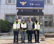 수원남부경찰서, 초등생 구조한 아동안전지킴이에게 감사장 전달