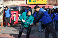 인천 동구 마을단체·HD현대인프라코어, 화수·만석부두 환경정화 봉사