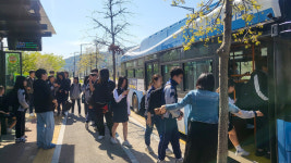 버스 태부족…영종중 하교 전쟁 여전