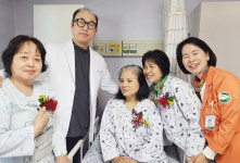 검단 온누리병원, 5월 어버이날 카네이션 달아드리기 행사