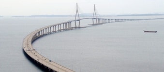 인천대교 달리던 경유차서 불…원인 조사 중