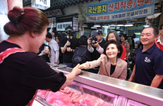 [포토] 수원 못골시장 방문한…김문수 후보 배우자 설난영 여사