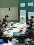 [포토] 평택선관위, 버스 이용해 투표함 이송…개표작업 시작