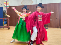 퀴즈 풀고 공연 보니 더 즐겁지 아니한가