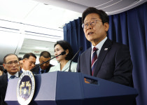 이재명 대통령, 기내서 즉석 기자 간담회…관세협상, 다른 국가보다 불리한 상황 안되는게 중요