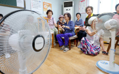 [포토] 무더위 쉼터 찾은 어르신들