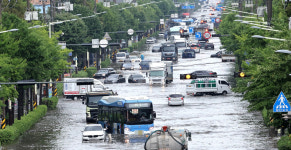 [르포] 순식간에 물바다 된 인천 도로 곳곳…시민·공무원 사투