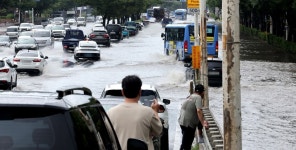 [르포] 순식간에 물바다 된 인천 도로 곳곳…시민·공무원 사투