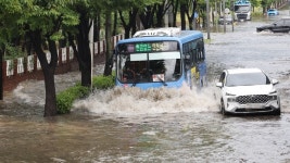 [르포] 순식간에 물바다 된 인천 도로 곳곳…시민·공무원 사투