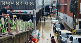 [포토] 인천 물폭탄. 서구 강남시장 침수 피해현장 찾은 유정복 인천시장