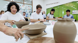 도예 체험하는 외국인들