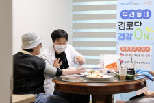 김정헌 중구청장, 경로당 주치의 사업 현장 찾아 어르신들과 소통
