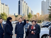 [현장] 33년 된 노후 아파트 찾은 유정복 인천시장…주민 애로사항 청취