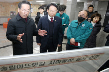 [현장] 쪽방촌·한파 쉼터 찾은 유정복 시장 겨울 키트 전달