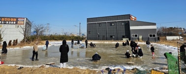겨울바람도 잊었어요 화성시 기배동 사람들이 조성한 얼음썰매장 인기