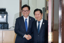 정청래-송영길 만남…축하 덕담 속 출마 향방 안갯속