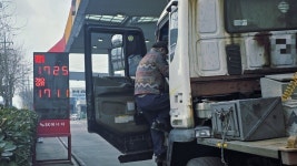 [현장] 1원이라도 아끼자… 유가 폭등에 인천 최저가 주유소 인산인해