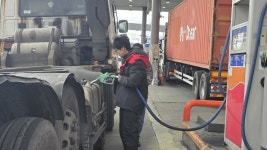 [현장] 1원이라도 아끼자… 유가 폭등에 인천 최저가 주유소 인산인해