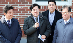 [포토] 맹성규·박찬대, 강화 남단 항공기 소음 피해 현장 점검
