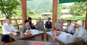 장수군 산촌생태마을 주민들과 대화하는 신원섭 산림청장