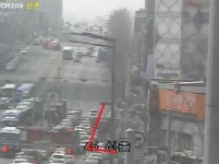 현대백화점 신촌점 앞 도로 지반 침하로 차량 전도