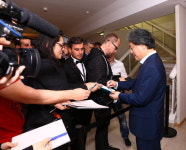 [포토] 제 69회 칸 국제영화제, 몰려드는 사인 요청에 응하는 