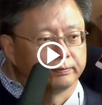 [동영상] 우병우 前 수석 검찰 출석, 포토라인에서 여기자 쏘아보는 눈빛 논란 “오만하고 국민 무시하는 태도”