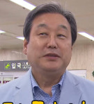 김무성 캐리어 옥션에 등장…‘노룩패스’ 이어 ‘한국 정치인의 건들거림’ 영상, 해외 사이트 메인 장식