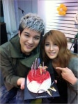 신동 생일 축하, 카라 박규리 케이크와 함께 인증샷