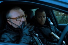 스위니, 거친 악질 경찰로 돌아온 레이 윈스턴