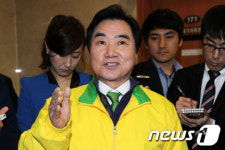 취재진의 질문에 답하는 이석현 의원