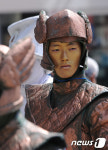 도심에 나타난 청동기사