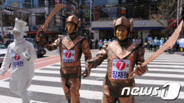 도심에 나타난 청동기사