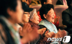 행복콘서트 관람하는 어르신들