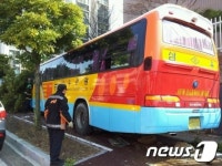 하마터면 대형사고..광양서 어린이집 버스 인도 돌진