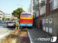 인도로 돌진한 어린이집 버스