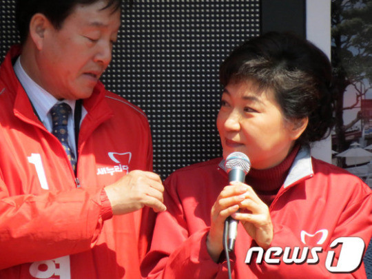 김문수, 박근혜 전 대통령과 만나 선거의 여왕 지혜 바라며 협력 약속