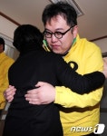 김용민 안아주는 어르신