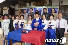 [사진] 군산서 전통혼례 체험행사 열려