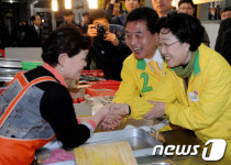 보광동 상인 만난 한명숙 대표