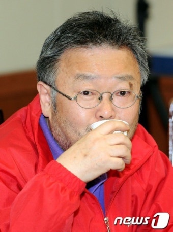 물 마시는 조동원 홍보기획본부장