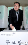 투표하는 김용민 후보