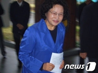 [투표 현장] 노무현 전 대통령 부인 권양숙 여사 투표