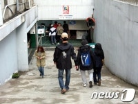 [투표 현장]서울 관악을, 투표소 찾는 주민 꾸준