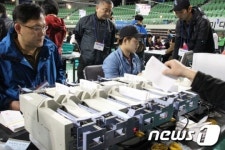 [개표 현장] 대구 북구개표소 투표용지 분류